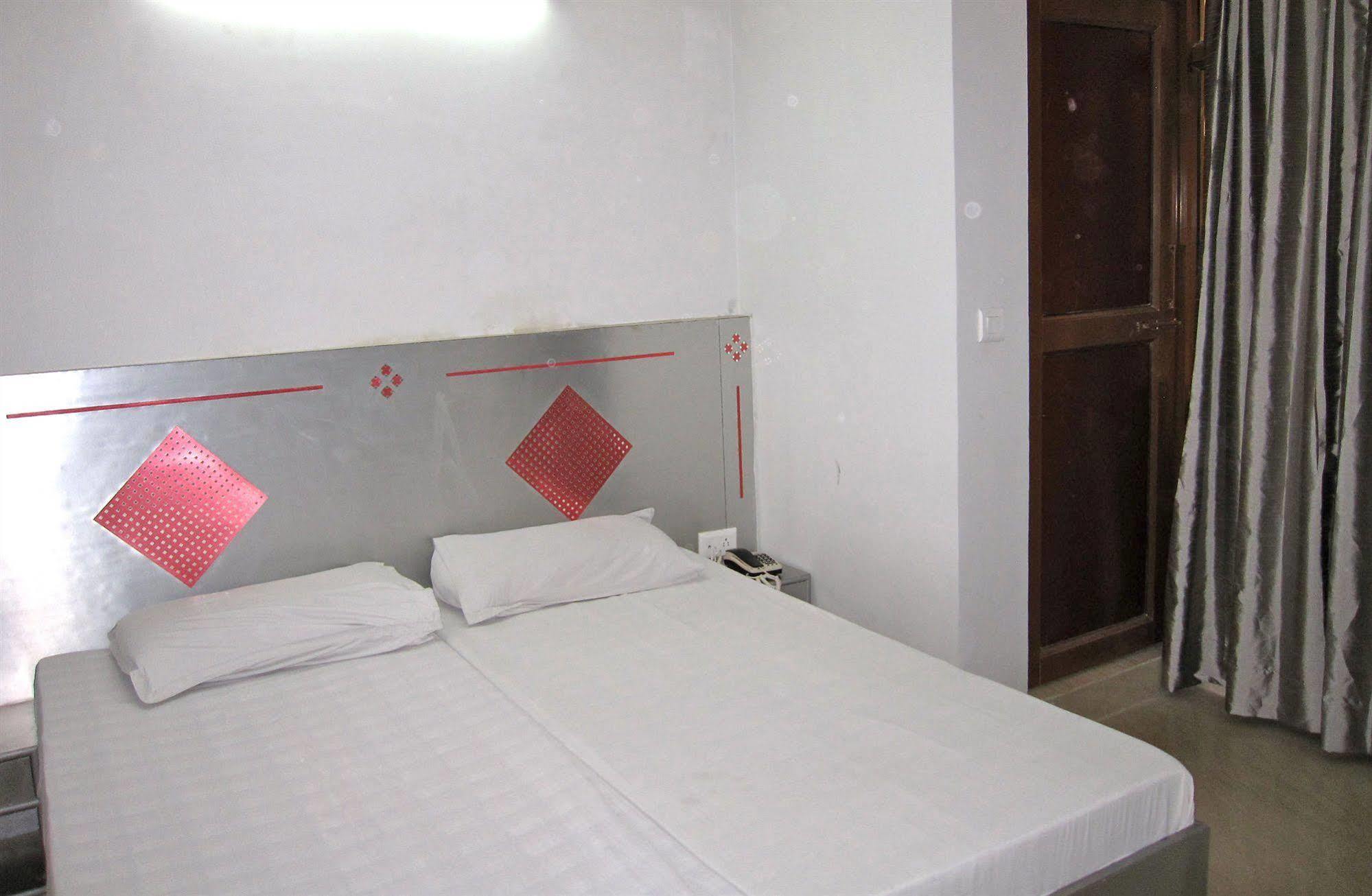 Hotel Kwality New Delhi Buitenkant foto