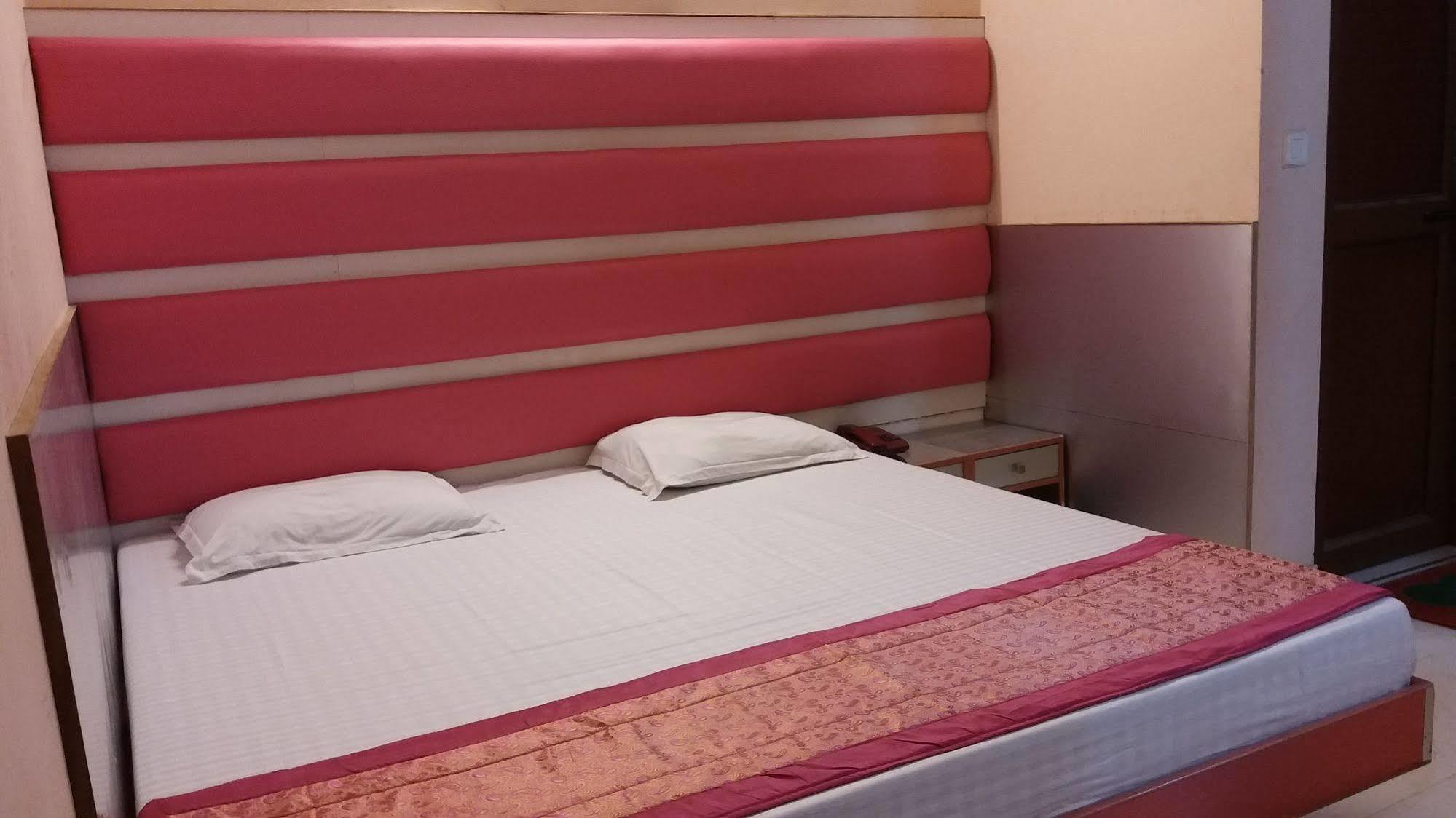 Hotel Kwality New Delhi Buitenkant foto