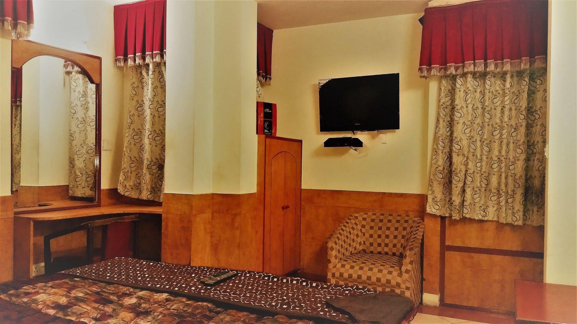 Hotel Kwality New Delhi Buitenkant foto