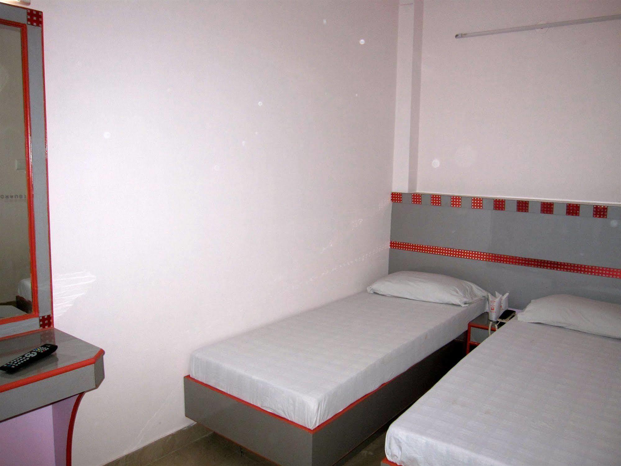 Hotel Kwality New Delhi Buitenkant foto