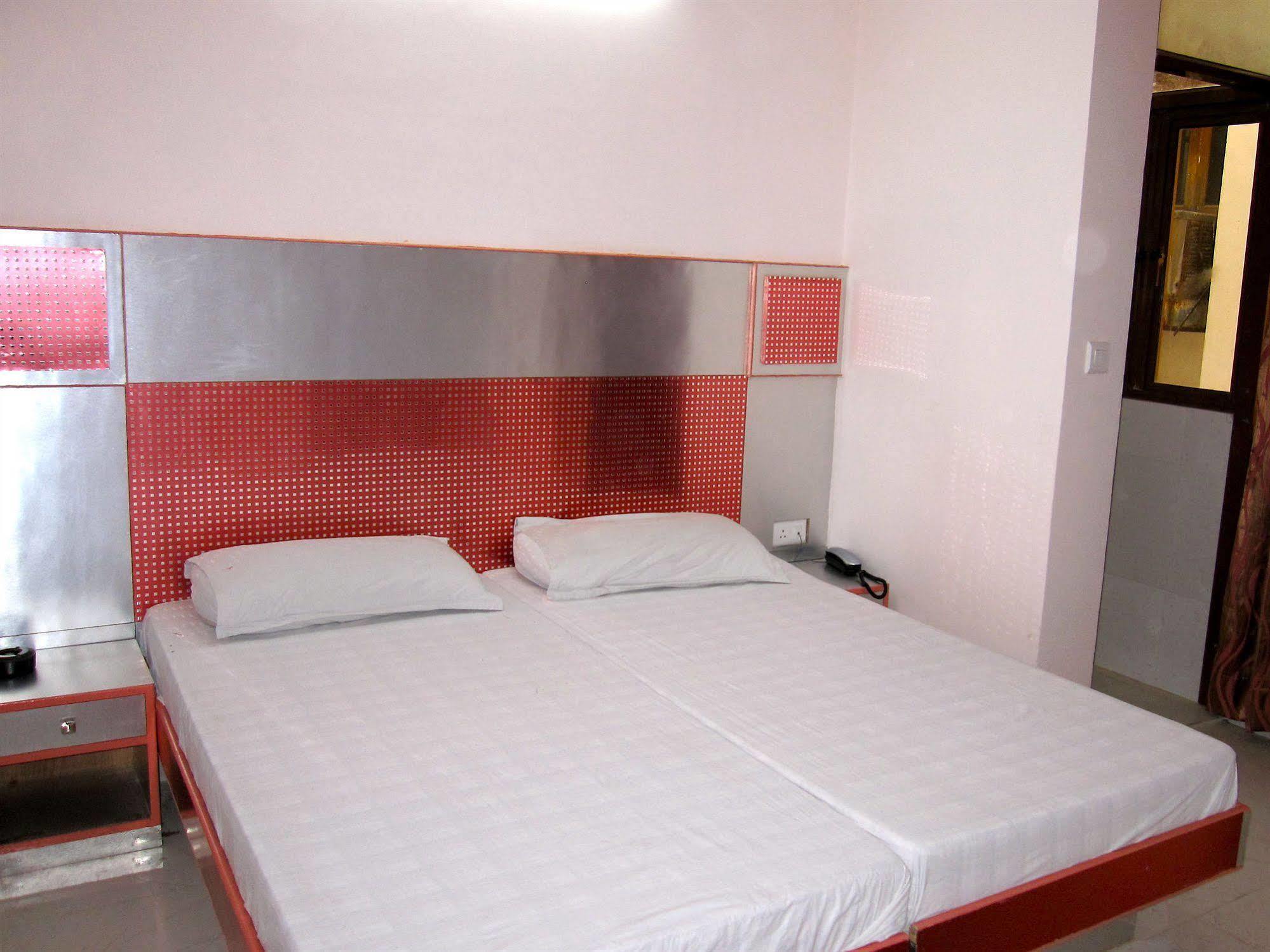 Hotel Kwality New Delhi Buitenkant foto