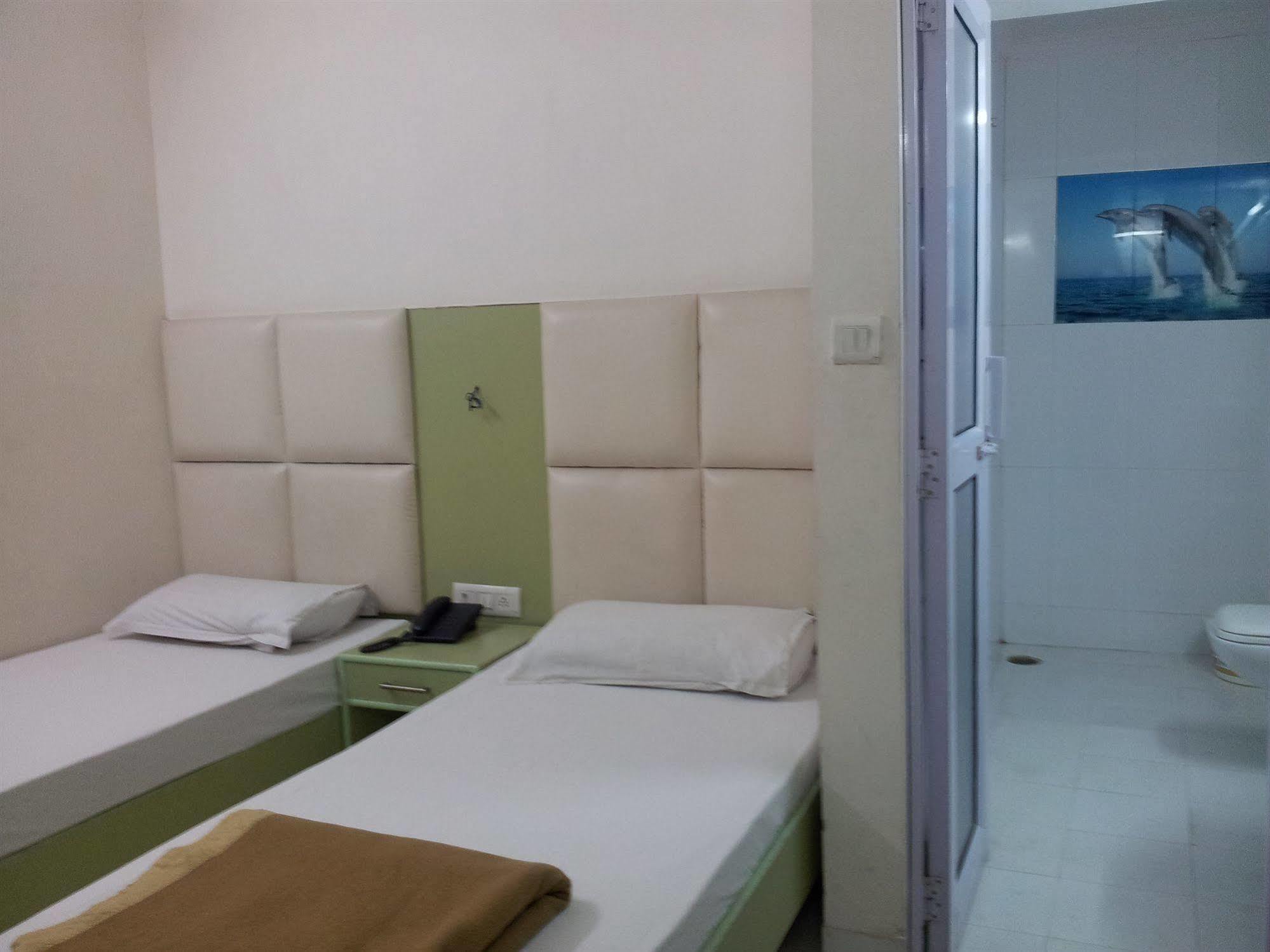 Hotel Kwality New Delhi Buitenkant foto