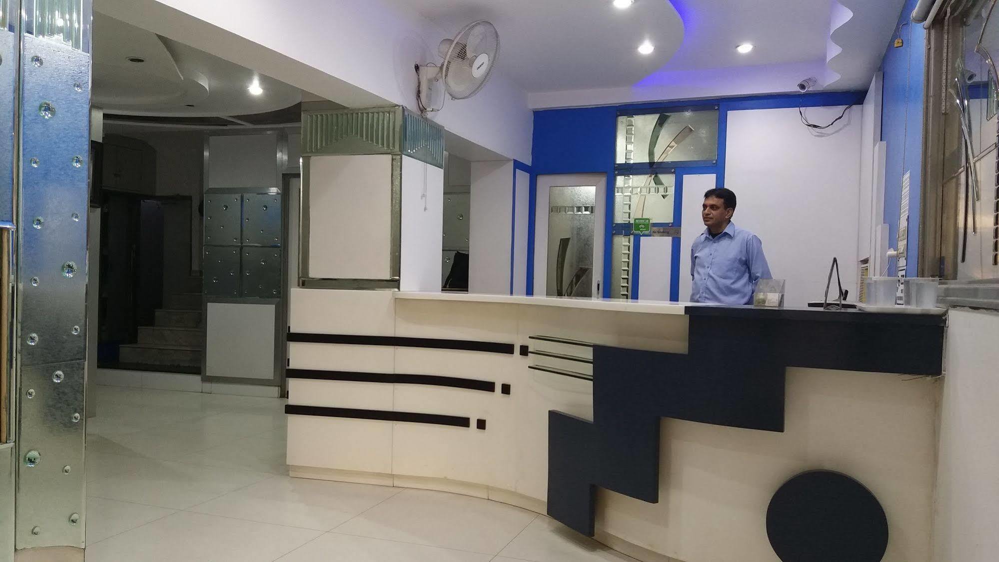 Hotel Kwality New Delhi Buitenkant foto