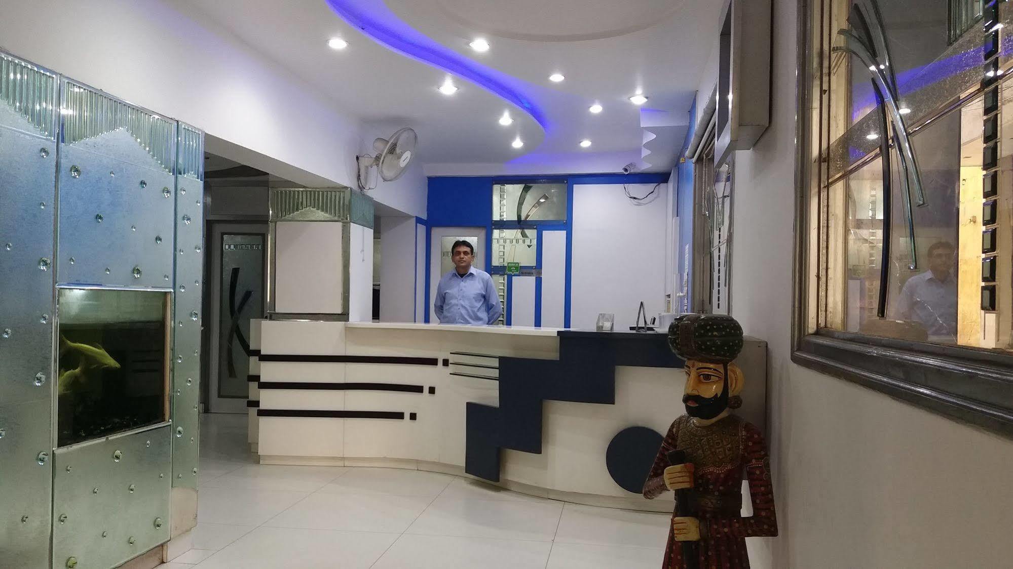 Hotel Kwality New Delhi Buitenkant foto
