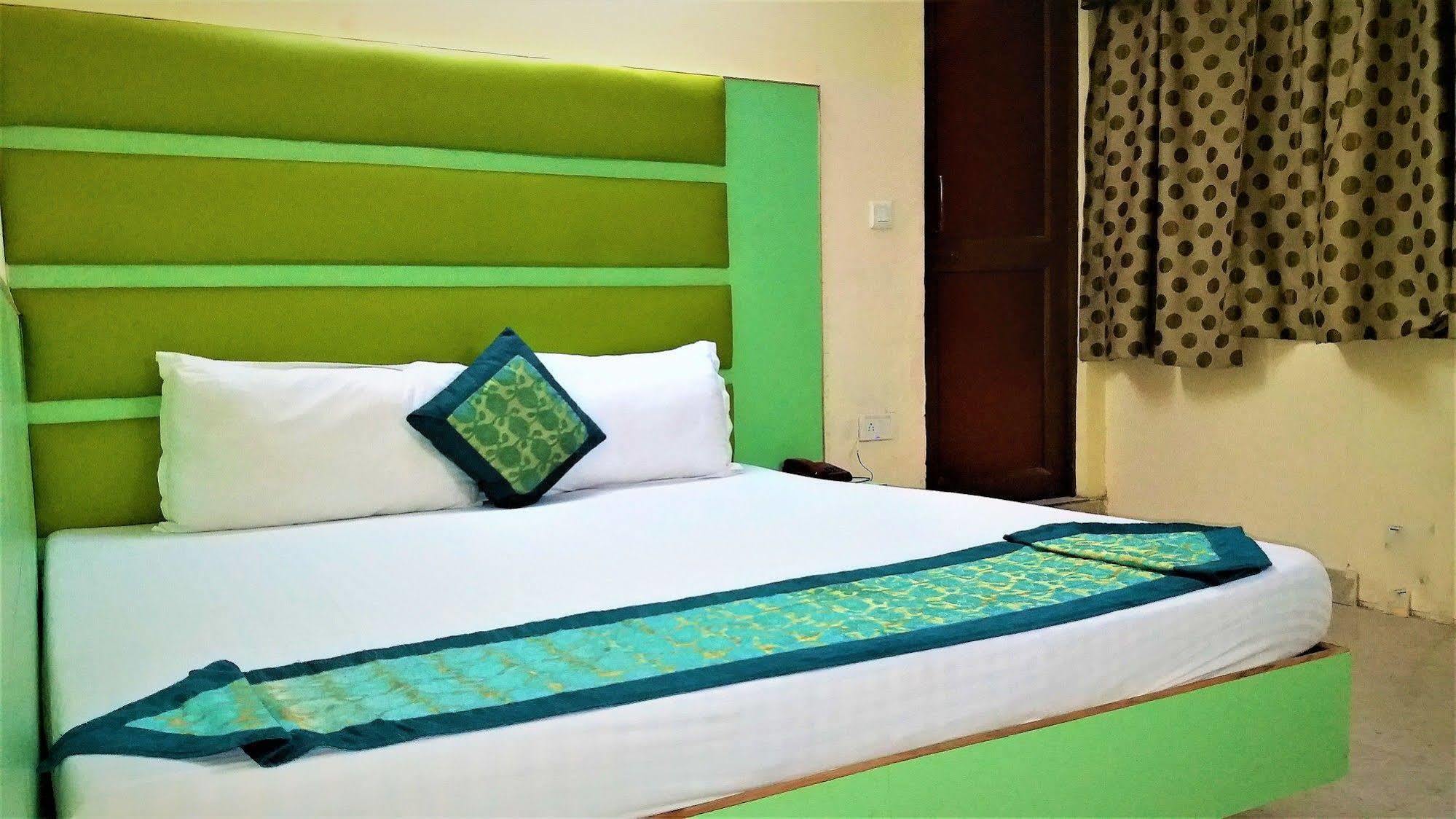 Hotel Kwality New Delhi Buitenkant foto
