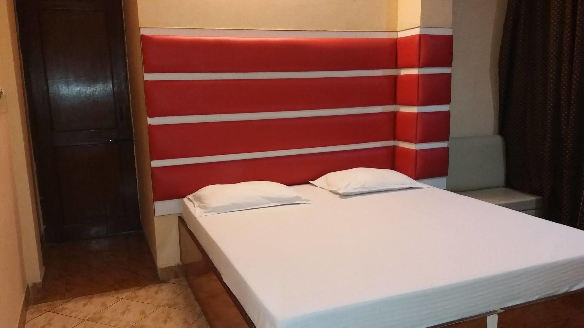 Hotel Kwality New Delhi Buitenkant foto